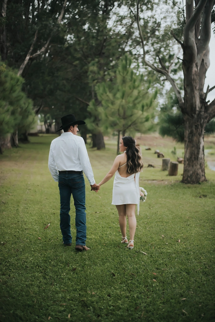 Imagen de la pareja paseando en el bosque