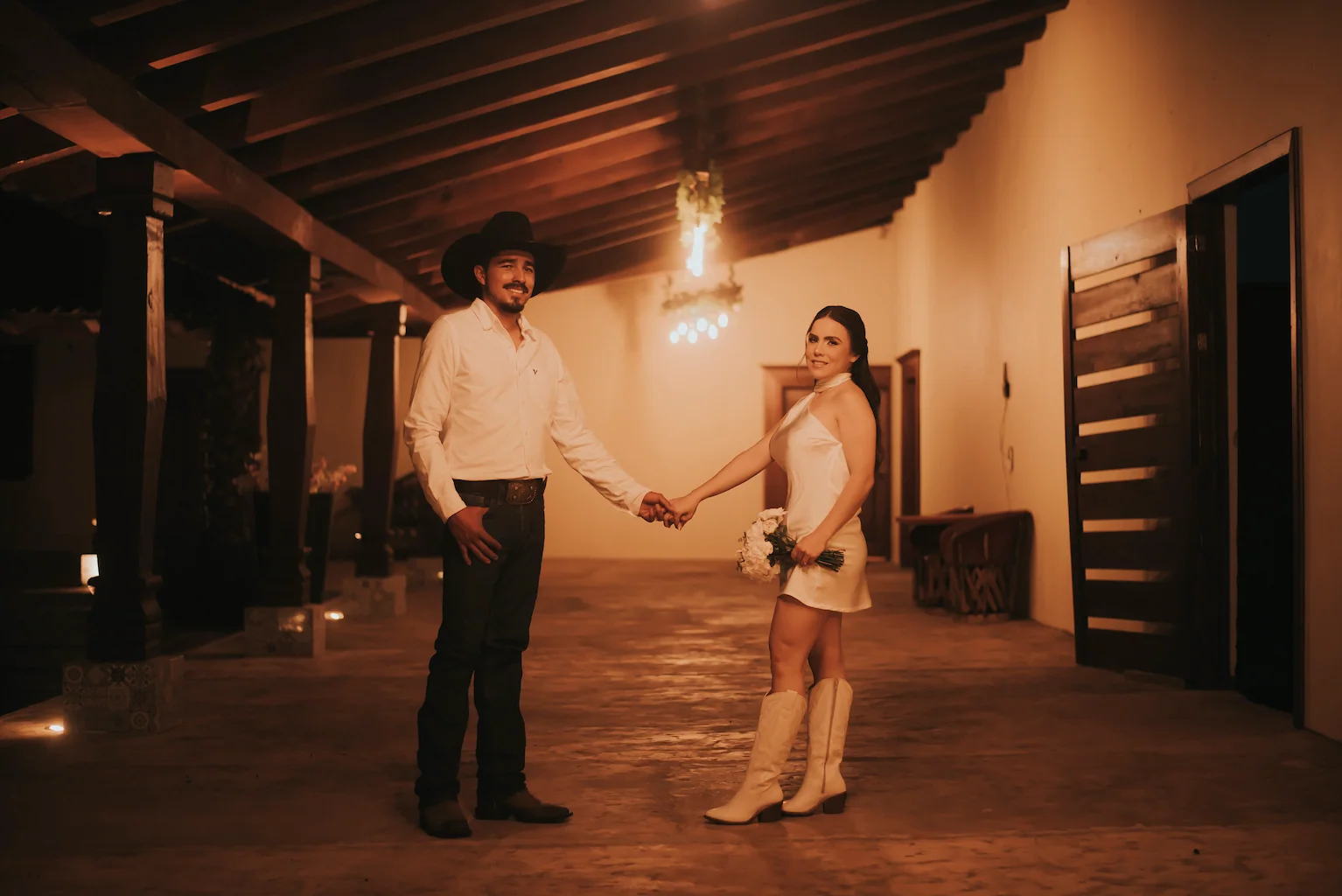 Pareja en una cabaña agarrados de la mano